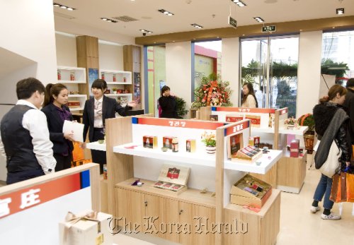 Customers look around a Cheong Kwan Jang outlet in Taiwan.  Korea Ginseng Corp.
