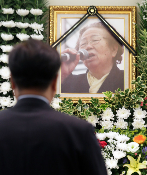 <YONHAP PHOTO-1152> 이소선 여사 빈소 찾은 시민들 (서울=연합뉴스) 최재구 기자 = 4일 서울 종로구 연건동 서울대학병원 장례식장에 마련된 고 전태일 열사의 어머니 이소선 여사의 빈소에서 조문 온 시민들이 분향하고 있다. 2011.9.4 jjaeck9@yna.co.kr/2011-09-04 14:48:08/ <저작권자 ⓒ 1980-2011 ㈜연합뉴스. 무단 전재 재배포 금지.>\r\nA citizen pays tribute to Lee So-sun, the mother of labor activist Jeon Tae-il, who passed away Saturday, at an altar in Seoul National University Hospital. Yonhap News