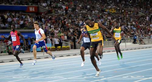 Usain Bolt crosses the finish line to win the 200m final on Saturday night. (Park Hae-mook/The Korea Herald)
