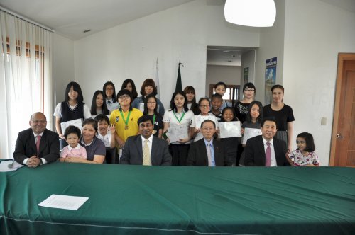 Bangladesh Ambassador Shahidul Islam (seated, fourth from right) with local children who participated in the 6th International Children-Art Biennale Bangladesh. (Yoav Cerralbo/The Korea Herald)