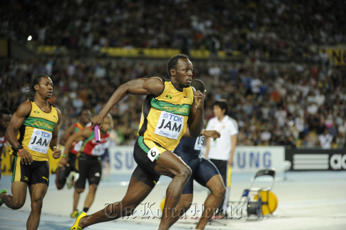 4일 오후 2011 대구세계육상선수권대회 남자 400m 계주가 대구스타디움에서 열린 가운데 자메이카의 우사인볼트가 마지막 주자로 나서 바톤을 받아 결승선을 향해 뛰어가고 있다./박해묵기자 mook@ 2011.09.04\r\nUsain Bolt of the Jamaican squad flashes through the final stretch of the men’s 4x100m relay for a world record finish at the 2011 World Championships in Daegu on Sunday.   Park Hae-mook/The Korea Herald