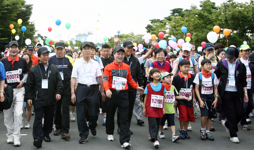 권도엽(왼쪽 네 번째) 국토해양부 장관이 지난 4일 오전 서울 상암동 월드컵공원에서 열린 ‘제2회 국토사랑 건설경제 하프마라톤 대회’에 참석해 축사한 후 마라톤 코스로 이동하고 있다.