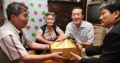 허창수(오른쪽 두 번째) 전국경제인연합회 회장(GS그룹 회장)이 4일 추석을 앞두고 서울 영등포역 인근 쪽방촌을 방문해 주민들과 환담을 하고 ‘추석맞이 사랑의 쌀’을 전달하고 있다.