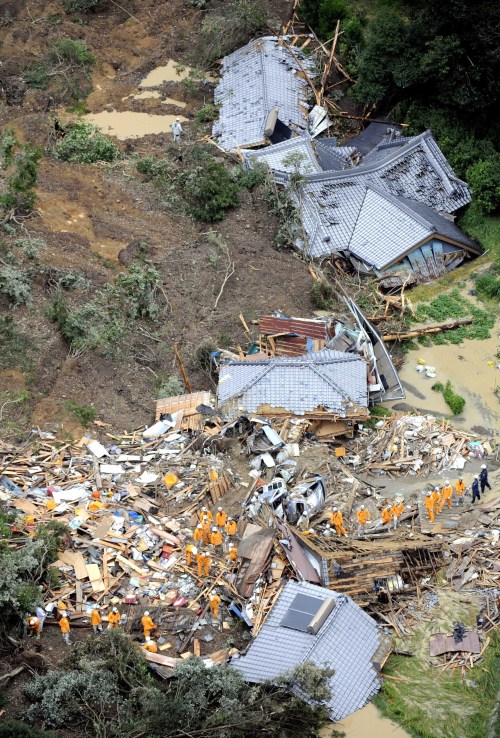 <YONHAP PHOTO-0630> Volunteer firefighters search destroyed houses for missing people after heavy downpours by Typhoon Talas caused a landslide at Tanabe, central Japan, Sunday, Sept. 4, 2011. The storm dumped record amounts of rain Sunday in western and central Japan as it turned towns into lakes, washed away cars and triggered mudslides that obliterated houses. (AP Photo/Kyodo News) JAPAN OUT, MANDATORY CREDIT, NO LICENSING IN CHINA, FRANCE, HONG KONG, JAPAN AND SOUTH KOREA/2011-09-05 08:34:52/ <저작권자 ⓒ 1980-2011 ㈜연합뉴스. 무단 전재 재배포 금지.>\r\nWorkers search houses for survivors in Japan on Sunday after Talas brought devastation to the country. AP-Yonhap News