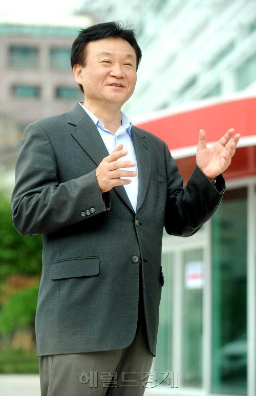 디자인재단 대표 인터뷰. 종로6가. 박현구 기자phko@heraldm.com 2011.09.01\r\n디자인재단 대표 인터뷰. 종로6가. 박현구 기자phko@heraldm.com 2011.09.01\r\n디자인재단 대표 인터뷰. 종로6가. 박현구 기자phko@heraldm.com 2011.09.01