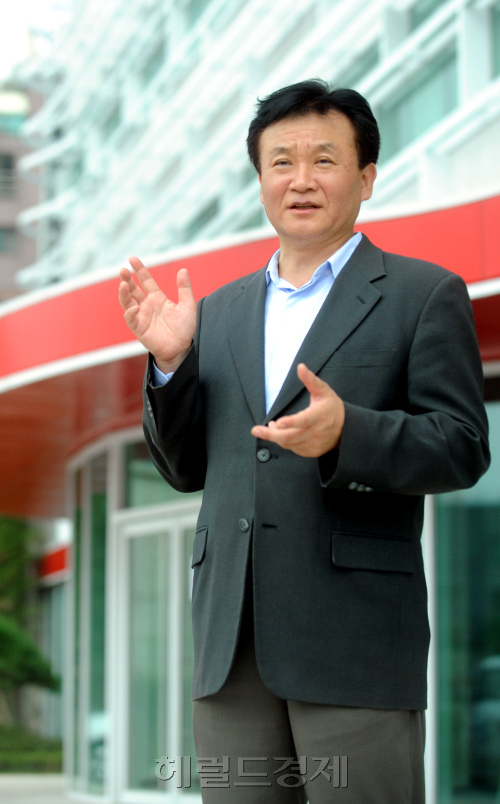 디자인재단 대표 인터뷰. 종로6가. 박현구 기자phko@heraldm.com 2011.09.01\r\n디자인재단 대표 인터뷰. 종로6가. 박현구 기자phko@heraldm.com 2011.09.01\r\n디자인재단 대표 인터뷰. 종로6가. 박현구 기자phko@heraldm.com 2011.09.01