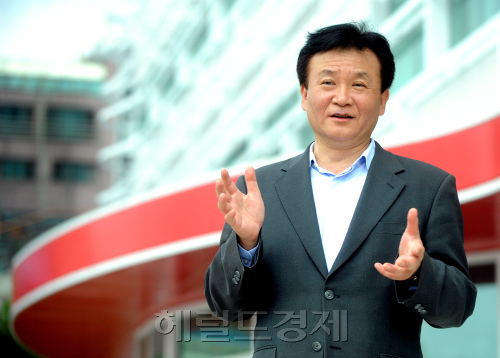 디자인재단 대표 인터뷰. 종로6가. 박현구 기자phko@heraldm.com 2011.09.01\r\n디자인재단 대표 인터뷰. 종로6가. 박현구 기자phko@heraldm.com 2011.09.01\r\n디자인재단 대표 인터뷰. 종로6가. 박현구 기자phko@heraldm.com 2011.09.01\r\n내년 2월 임기가 만료되는 심재진 서울디자인재단 대표가 임기 내 주력해왔던 서울디자인지원센터 개관과 동대문디자인플라자(DDP) 완공에 만전을 기하고 있다. 지원센터는 6일 개관, DDP는 내년 7월 완공 예정이다. 박현구 기자/phko@heraldm.com