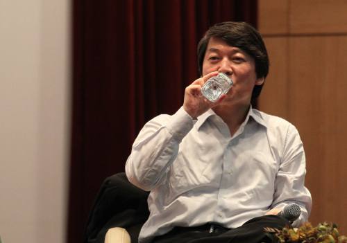 Opinion polls show overwhelming support for Ahnlab founder as