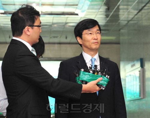 5일 오전 곽노현 서울시교육감이 검찰출두에 앞서 교육청 로비에서 기자들의 질문에 답변을 하고 있다.<br />이상섭 기자 babtong@heraldm.com 2011.09.05\r\n5일 오전 곽노현 서울시교육감이 검찰출두에 앞서 교육청 로비에서 기자들의 질문에 답변을 하고 있다.\n이상섭 기자 babtong@heraldm.com 2011.09.05