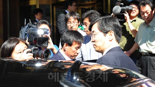 5일 오전 곽노현 서울시교육감이 검찰출두를 하기위해 차에 오르고 있다<br />이상섭 기자 babtong@heraldm.com 2011.09.05\r\n5일 오전 곽노현 서울시교육감이 검찰출두를 하기위해 차에 오르고 있다\n이상섭 기자 babtong@heraldm.com 2011.09.05
