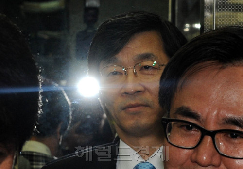 5일 오전 곽노현 서울시교육감이 오전에 있을 검찰출두를 앞두고 교육청으로 출근을 하고 있다.<br />이상섭 기자 babtong@heraldm.com 2011.09.05\r\n5일 오전 곽노현 서울시교육감이 오전에 있을 검찰출두를 앞두고 교육청으로 출근을 하고 있다.\n이상섭 기자 babtong@heraldm.com 2011.09.05