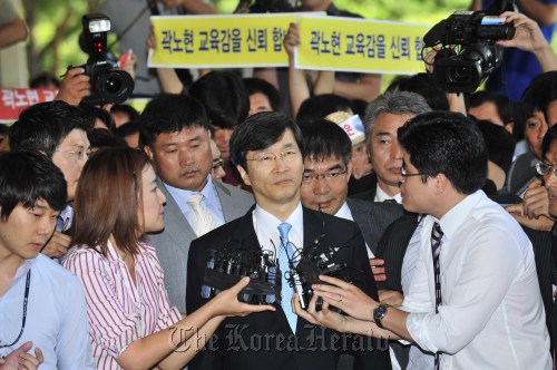 곽노현 서울시 교육감이 5일 서초동 서울 중앙지검 청사로 출두하고 있다.<br />김명섭 기자 msiron@\r\nKwak No-hyun, superintendent of the Seoul Metropolitan Office of Education, is surrounded by journalists as he arrives at the Seoul Central Prosecutors’ Office in Seocho-dong, southern Seoul, Monday.