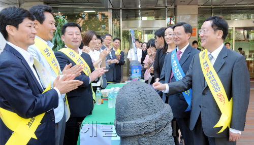 5일 오전 서울 청계천로 한국광광공사 앞에서 한국관광협회중앙회(남상만 회장_Nam Sang Man, Korea Tourism Association, Chairman)와 제주특별자치도관광협회(김영진 회장_Kim Yeong Jin, Jeju Special Self-Governing Provincial Tourism Association, Chairman)가 제주 세계7대자연경관에 선정을 위한 투표 캠페인을 벌이고 있다./ 안훈기자 rosedale@ 2011.09.04