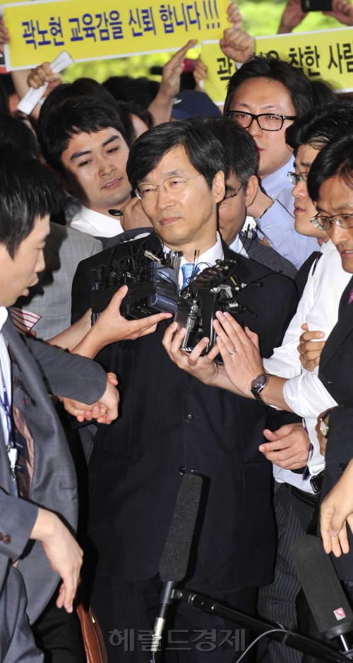 서울시 교육감 선거 후보 단일화 과정의 뒷거래 의혹을 받고 있는 곽노현 교육감이 5일 오전 서울 서초동 중앙지검으로 춮석하고 있다.<br />김명섭 기자 msiron@