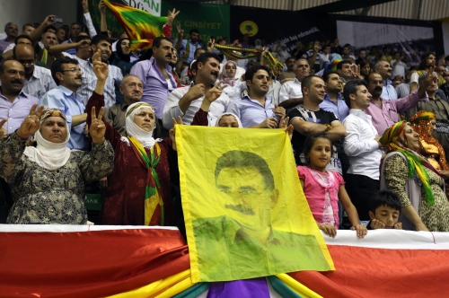 <YONHAP PHOTO-2408> Supporters of the pro-Kurdish Peace and Democracy Party wave a poster of jailed Kurdish rebel leader Abdullah Ocalan during the party's congress in Ankara, Turkey, Sunday, Sept. 4, 2011. Kurdish legislators vowed Sunday to press on with a boycott of Turkey's parliament and backed a recent declaration of autonomy in the country's Kurd-dominated southeast. The defiant stances came as Kurdish rebels killed four people while military airstrikes targeted their hideouts.(AP Photo)/2011-09-04 23:22:39/ <저작권자 ⓒ 1980-2011 ㈜연합뉴스. 무단 전재 재배포 금지.>\r\nSupporters of the pro-Kurdish party wave a poster of jailed Kurdish rebel leader Abdullah Ocalan in Ankara on Sunday. AP-Yonhap News