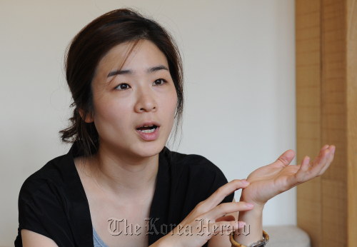 판소리 성악가 이자람.<br />이상섭 기자 babtong@heraldm.com 2011.09.01\r\nPansori singer and indie band musician Lee Ja-ram speaks during an interview in Seoul on Thursday. Lee Sang-sub/The Korea Herald