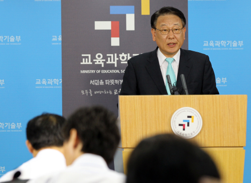 <YONHAP PHOTO-1166> 부실대학 구조조정 개시 (서울=연합뉴스) 안정원 기자 = 홍승용 대학구조개혁위원회 위원장이 5일 서울 세종로 정부중앙청사 합동브리핑룸에서 정부재정지원 제한대학 43개교와 학자금 대출제한대학 17개교의 명단을 발표하고 있다. 2011.9.5 jeong@yna.co.kr/2011-09-05 14:14:46/ <저작권자 ⓒ 1980-2011 ㈜연합뉴스. 무단 전재 재배포 금지.>\r\nHong Seung-yong, chief of the Education Ministry’s college restructuring committee, speaks during a press conference at the ministry in Seoul on Monday.   Yonhap News