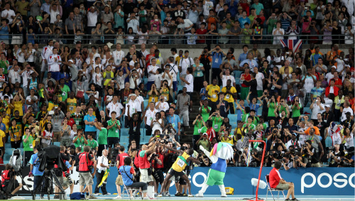 Usain Bolt of Jamaica reacts for the crowd after winning the 200 meters at the Daegu World Championships on Saturday. (Park Hae-mook/The Korea Herald)