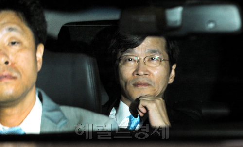곽노현 서울시교육감이 6일 새벽 서울 서초구 서초동 서울중앙지검에서 조사를 마친 후 심각한 표정으로 귀가하고 있다. 박현구 기자phko@heraldm.com 2011.09.06\r\n곽노현 서울시교육감이 6일 새벽 서울 서초구 서초동 서울중앙지검에서 조사를 마친 후 심각한 표정으로 귀가하고 있다. 박현구 기자phko@heraldm.com 2011.09.06\r\n곽노현 서울시교육감이 6일 새벽 서울 서초구 서초동 서울중앙지검에서 조사를 마친 후 심각한 표정으로 귀가하고 있다. 박현구 기자phko@heraldm.com 2011.09.06