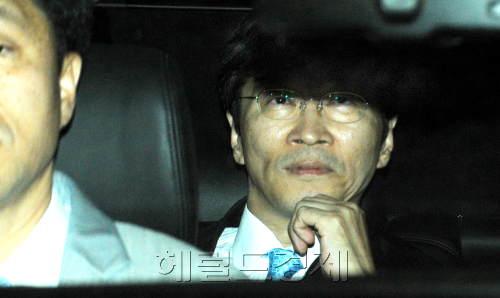 곽노현 서울시교육감이 6일 새벽 서울 서초구 서초동 서울중앙지검에서 조사를 마친 후 심각한 표정으로 귀가하고 있다. 박현구 기자phko@heraldm.com 2011.09.06\r\n곽노현 서울시교육감이 6일 새벽 서울 서초구 서초동 서울중앙지검에서 조사를 마친 후 심각한 표정으로 귀가하고 있다. 박현구 기자phko@heraldm.com 2011.09.06\r\n곽노현 서울시교육감이 6일 새벽 서울 서초구 서초동 서울중앙지검에서 조사를 마친 후 심각한 표정으로 귀가하고 있다. 박현구 기자phko@heraldm.com 2011.09.06