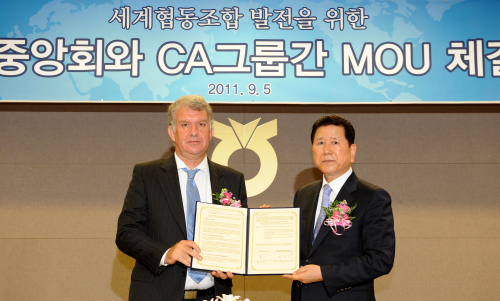 5일 오후 서울시 서대문 소재 농협중앙회 본관에서 농협과 세계적인 협동조합인 프랑스의 CA그룹간의 사업협력 양해각서(MOU)체결식이 열렸다. <br />CA그룹의 특사단 이브 페리에회장(좌)와 농협중앙회 최원병회장(우)이 양해각서체결후 기념촬영을 하고 있다.<br />이상섭 기자 babtong@heraldm.com 2011.09.05\r\n5일 오후 서울시 서대문 소재 농협중앙회 본관에서 농협과 세계적인 협동조합인 프랑스의 CA그룹간의 사업협력 양해각서(MOU)체결식이 열렸다. \r\nCA그룹의 특사단 이브 페리에회장(좌)와 농협중앙회 최원병회장(우)이 양해각서체결후 기념촬영을 하고 있다.\r\n이상섭 기자 babtong@heraldm.com 2011.09.05\r\n5일 오후 서울시 서대문 소재 농협중앙회 본관에서 농협과 세계적인 협동조합인 프랑스의 CA그룹간의 사업협력 양해각서(MOU)체결식이 열렸다. \r\nCA그룹의 특사단 이브 페리에회장(좌)와 농협중앙회 최원병회장(우)이 양해각서체결후 기념촬영을 하고 있다.\r\n이상섭 기자 babtong@heraldm.com 2011.09.05