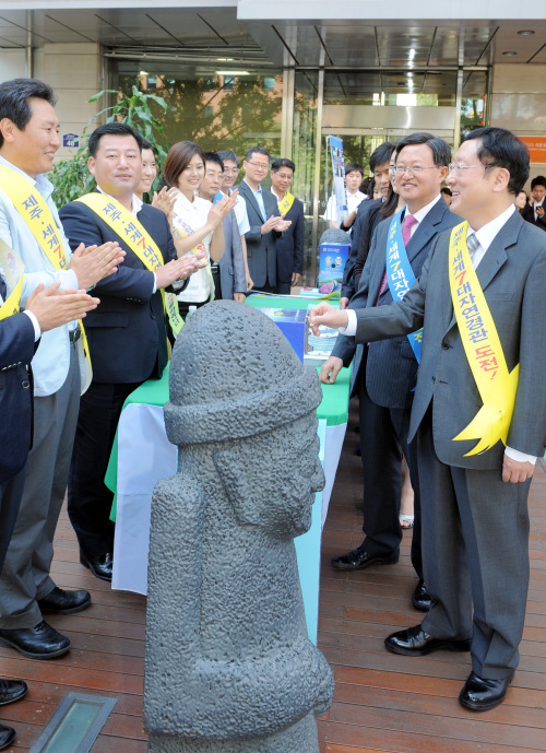5일 오전 서울 청계천로 한국광광공사 앞에서 한국관광협회중앙회(남상만 회장_Nam Sang Man, Korea Tourism Association, Chairman)와 제주특별자치도관광협회(김영진 회장_Kim Yeong Jin, Jeju Special Self-Governing Provincial Tourism Association, Chairman)가 제주 세계7대자연경관에 선정을 위한 투표 캠페인을 벌이고 있다./ 안훈기자 rosedale@ 2011.09.04\r\n5일 오전 서울 청계천로 한국광광공사 앞에서 한국관광협회중앙회(남상만 회장_Nam Sang Man, Korea Tourism Association, Chairman)와 제주특별자치도관광협회(김영진 회장_Kim Yeong Jin, Jeju Special Self-Governing Provincial Tourism Association, Chairman)가 제주 세계7대자연경관에 선정을 위한 투표 캠페인을 벌이고 있다./ 안훈기자 rosedale@ 2011.09.04\r\n5일 오전 서울 청계천로 한국광광공사 앞에서 한국관광협회중앙회(남상만 회장_Nam Sang Man, Korea Tourism Association, Chairman)와 제주특별자치도관광협회(김영진 회장_Kim Yeong Jin, Jeju Special Self-Governing Provincial Tourism Association, Chairman)가 제주 세계7대자연경관에 선정을 위한 투표 캠페인을 벌이고 있다./ 안훈기자 rosedale@ 2011.09.04
