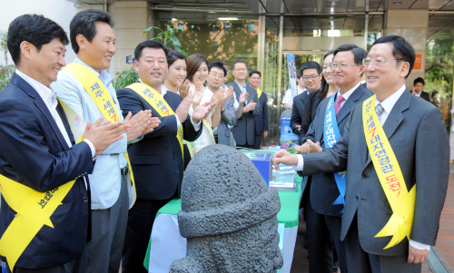 5일 오전 서울 청계천로 한국광광공사 앞에서 한국관광협회중앙회(남상만 회장_Nam Sang Man, Korea Tourism Association, Chairman)와 제주특별자치도관광협회(김영진 회장_Kim Yeong Jin, Jeju Special Self-Governing Provincial Tourism Association, Chairman)가 제주 세계7대자연경관에 선정을 위한 투표 캠페인을 벌이고 있다./ 안훈기자 rosedale@ 2011.09.04\r\n5일 오전 서울 청계천로 한국광광공사 앞에서 한국관광협회중앙회(남상만 회장_Nam Sang Man, Korea Tourism Association, Chairman)와 제주특별자치도관광협회(김영진 회장_Kim Yeong Jin, Jeju Special Self-Governing Provincial Tourism Association, Chairman)가 제주 세계7대자연경관에 선정을 위한 투표 캠페인을 벌이고 있다./ 안훈기자 rosedale@ 2011.09.04\r\n5일 오전 서울 청계천로 한국광광공사 앞에서 한국관광협회중앙회(남상만 회장_Nam Sang Man, Korea Tourism Association, Chairman)와 제주특별자치도관광협회(김영진 회장_Kim Yeong Jin, Jeju Special Self-Governing Provincial Tourism Association, Chairman)가 제주 세계7대자연경관에 선정을 위한 투표 캠페인을 벌이고 있다./ 안훈기자 rosedale@ 2011.09.04