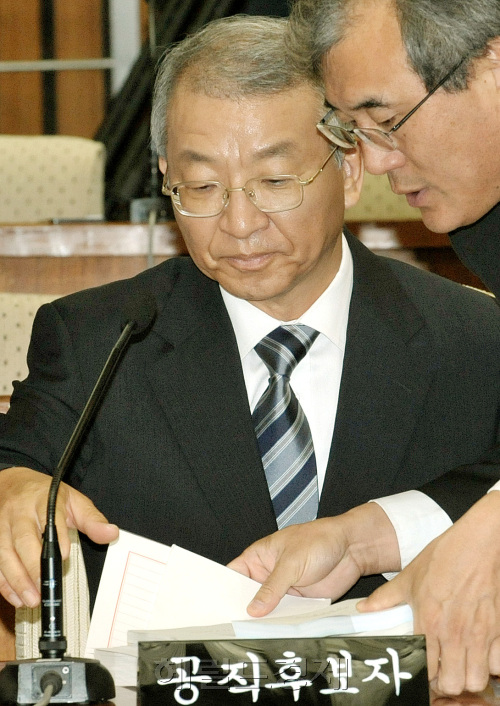 양승태 대법원장 후보자가 6일 오전 국회에서 열린 인사청문회에 앞서 관계자와 예상질의에 대한 답변자료를 검토하고 있다.양동출dcyang@heraldm.com/110906/\r\n양승태 대법원장 후보자가 6일 오전 국회에서 열린 인사청문회에 앞서 관계자와 예상질의에 대한 답변자료를 검토하고 있다.양동출dcyang@heraldm.com/110906/\r\n양승태 대법원장 후보자가 6일 오전 국회에서 열린 인사청문회에 앞서 관계자와 예상질의에 대한 답변자료를 검토하고 있다.양동출dcyang@heraldm.com/110906/