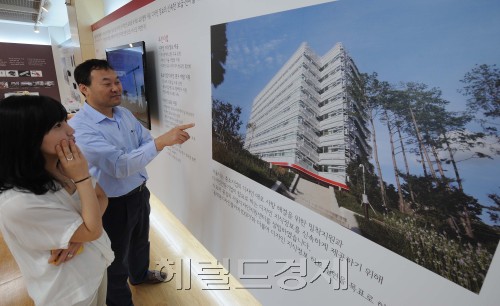 6일 오전 옛 이대동대문병원에 새로 생긴 서울디자인지원센터 개관식이 열렸다. <br />이상섭 기자.babtong@heraldm.com 2011.09.06\r\n6일 오전 옛 이대동대문병원에 새로 생긴 서울디자인지원센터 개관식이 열렸다. \n이상섭 기자.babtong@heraldm.com 2011.09.06