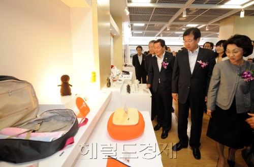 6일 오전 옛 이대동대문병원에 새로 생긴 서울디자인지원센터 개관식이 열렸다. <br />이상섭 기자.babtong@heraldm.com 2011.09.06\r\n6일 오전 옛 이대동대문병원에 새로 생긴 서울디자인지원센터 개관식이 열렸다. \n이상섭 기자.babtong@heraldm.com 2011.09.06