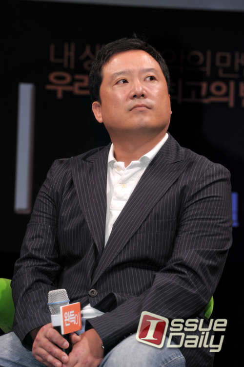 이한 영화감독  / <포토뉴스> ‘완득이’ 소개영상 바라보는 이한 감독