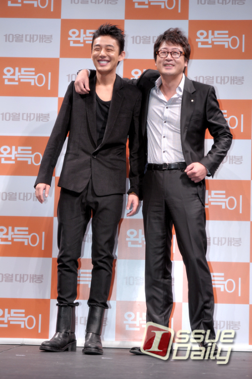 유아인 (엄홍식) 탤런트,영화배우, 김윤석 영화배우,탤런트 / <포토뉴스> 유아인-김윤석, “이렇게 다정한 스승과 제자 봤어요?”