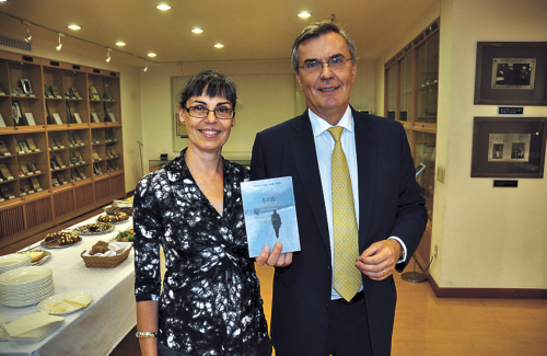 Outgoing Swedish Ambassador Lars Vargo (right) and his wife Eva show the envoy’s new haiku book titled “Winter Moon.” (Yoav Cerralbo/The Korea Herald)