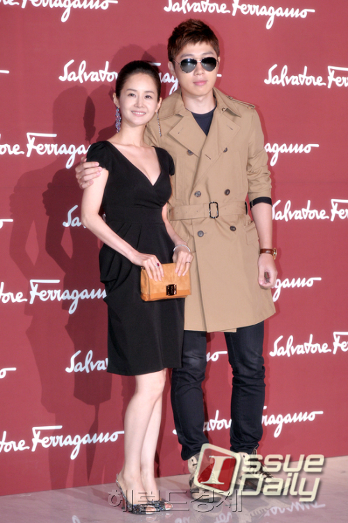 임요환 프로게이머, 김가연 (김소연) 탤런트,영화배우 / <포토뉴스> 임요환-김가연 커플, “페라가모 패션쇼 왔어요~”