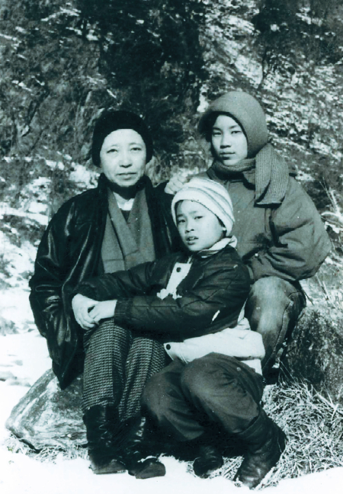 Shin Suk-ja (left) and two daughters who are believed to be imprisoned\r\nat a North Korean prison camp since the 1980s. Shin’s husband\r\nO Gil-nam, who escaped to South Korea alone in 1986, has been campaigning to have his family released. (Tongyeong Hyeondae Church)