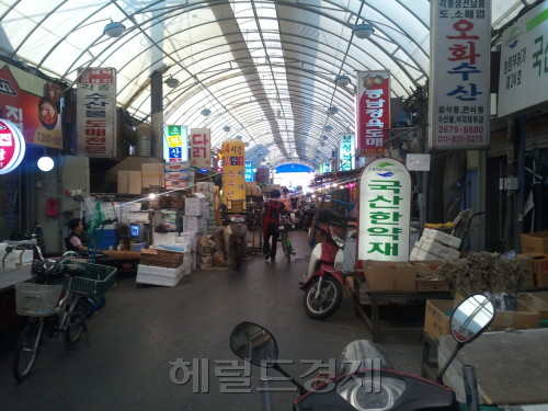 추석 명절을 1주일 앞둔 5일 서울 영등포 전통시장에는 연중 최대 대목임에도 불구하고 제수용품을 비롯한 추석용품을 구입하려는 손님이 많지 않아 썰렁한 모습이다. [헤럴드DB]