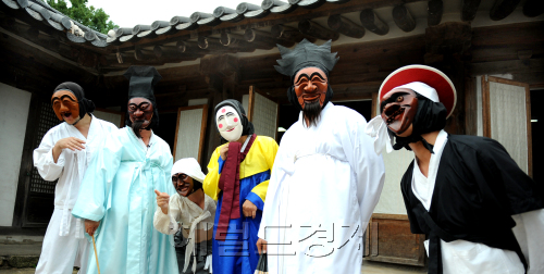안동 하회탈춤. 박현구 기자phko@heraldm.com 2011.09.02\r\n안동 하회탈춤. 박현구 기자phko@heraldm.com 2011.09.02