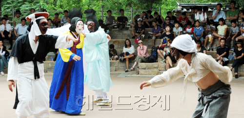 안동 하회탈춤. 박현구 기자phko@heraldm.com 2011.09.02\r\n안동 하회탈춤. 박현구 기자phko@heraldm.com 2011.09.02