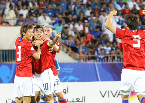 <YONHAP PHOTO-0354> 박주영 선제골 (쿠웨이트시티=연합뉴스) 김승두 특파원 = 7일 새벽(한국시간) 쿠웨이트시티의 프렌드십 & 피스 스타디움에서 열린 2014 브라질 월드컵 아시아 지역 3차 예선 B조 2차전 쿠웨이트와의 경기에서 전반 8분 박주영이 선제골을 넣은 후 동료들과 축하하고 있다. 2011.9.7 kimsdoo@yna.co.kr/2011-09-07 05:56:39/ <저작권자 ⓒ 1980-2011 ㈜연합뉴스. 무단 전재 재배포 금지.>\r\nKorea’s Park Chu-young (second from left) celebrates his goal against Kuwait.  Yonhap News