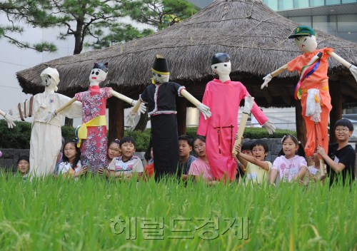 7일 오전 서울 중구 충정로 소재 농협농업박물관 야외 체험농장에서 초등학생 30여명이 참석한 가운데 수확철을 맞이하여 한해의 농사를 잘 마무리하고 풍년을 기원하는 뜻에서 허수아비 만들기 체험행사가 열렸다.<br />이상섭 기자 babtong@heraldm.com 2011.09.07\r\n7일 오전 서울 중구 충정로 소재 농협농업박물관 야외 체험농장에서 초등학생 30여명이 참석한 가운데 수확철을 맞이하여 한해의 농사를 잘 마무리하고 풍년을 기원하는 뜻에서 허수아비 만들기 체험행사가 열렸다.\n이상섭 기자 babtong@heraldm.com 2011.09.07\r\n7일 오전 서울 중구 충정로 소재 농협농업박물관 야외 체험농장에서 초등학생 30여명이 참석한 가운데 수확철을 맞이하여 한해의 농사를 잘 마무리하고 풍년을 기원하는 뜻에서 허수아비 만들기 체험행사가 열렸다.\n이상섭 기자 babtong@heraldm.com 2011.09.07