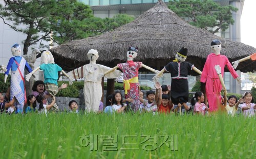 7일 오전 서울 중구 충정로 소재 농협농업박물관 야외 체험농장에서 초등학생 30여명이 참석한 가운데 수확철을 맞이하여 한해의 농사를 잘 마무리하고 풍년을 기원하는 뜻에서 허수아비 만들기 체험행사가 열렸다.<br />이상섭 기자 babtong@heraldm.com 2011.09.07\r\n7일 오전 서울 중구 충정로 소재 농협농업박물관 야외 체험농장에서 초등학생 30여명이 참석한 가운데 수확철을 맞이하여 한해의 농사를 잘 마무리하고 풍년을 기원하는 뜻에서 허수아비 만들기 체험행사가 열렸다.\n이상섭 기자 babtong@heraldm.com 2011.09.07\r\n7일 오전 서울 중구 충정로 소재 농협농업박물관 야외 체험농장에서 초등학생 30여명이 참석한 가운데 수확철을 맞이하여 한해의 농사를 잘 마무리하고 풍년을 기원하는 뜻에서 허수아비 만들기 체험행사가 열렸다.\n이상섭 기자 babtong@heraldm.com 2011.09.07\r\n허수아비도 다문화시대