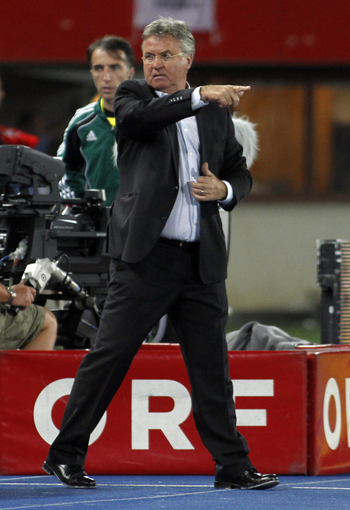 <YONHAP PHOTO-0470> Turkey's coach Guus Hiddink reacts during a Euro 2012 Group A qualifying soccer match between Austria and Turkey in Vienna, Austria, on Tuesday, Sept. 6, 2011. (AP Photo/Ronald Zak)/2011-09-07 07:08:55/ <저작권자 ⓒ 1980-2011 ㈜연합뉴스. 무단 전재 재배포 금지.>\r\nTurkey head coach Guus Hiddink reacts during a Euro 2012 Group A qualifying soccer match against Austria.  AP-Yonhap News