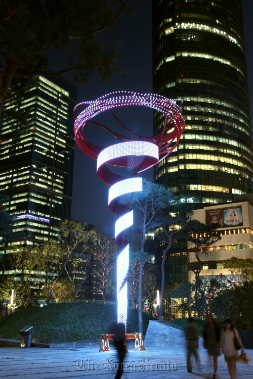 A night view of Ron Arad’s “VORTEXT” installed at Sindorim D-CUBE City’s Millefleur Park   Gana Art