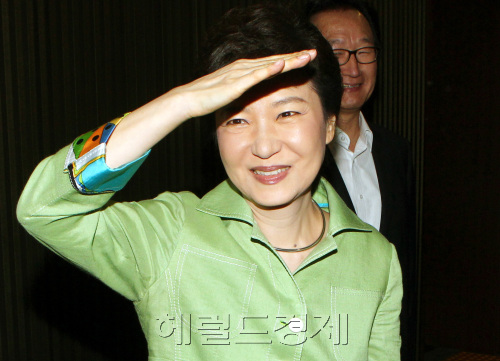 박근혜 전 한나라당 대표가 7일 오전 국회 본회의장에 들어서며 방송사 카메라 조명에 눈을 가리며 기자들과 일문일답을 하고 있다.양동출dcyang@heraldm.com/110907/\r\nRep. Park Geun-hye talks to reporters before entering the National Assembly’s main hall on Wednesday morning.   Yang Dong-chul/The Korea Herald