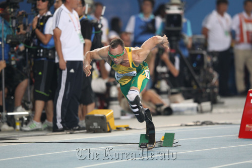 대구세계육상선수권대회가 3일째를 맞고 있는 29일 저녁 남자 400m 준결승경기에서 남아공의 의족 스프린터 오스카 피스토리우스가 결승진출에 실패하고 있다. 대구=박해묵 기자/mook@heraldm.com\r\nOscar Pistorius in action in Daegu     Park Hae-mook/The Korea Herald