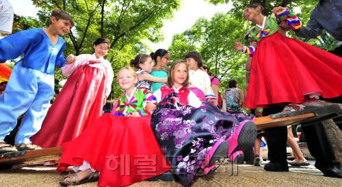 추석을 앞두고 7일 오전 서울 서초구 프랑스마을 은행나무공원에서 프랑스학교 어린이들이 널<br />뛰기 등을 하며 명절 전통 체험행사를 하고 있다.<br />김명섭 기자 msiron@\r\n추석을 앞두고 7일 오전 서울 서초구 프랑스마을 은행나무공원에서 프랑스학교 어린이들이 널\r\n뛰기 등을 하며 명절 전통 체험행사를 하고 있다.\r\n김명섭 기자 msiron@