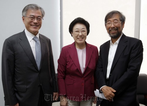 Lawyer and civic activist Park Won-soon (right) poses with former Prime Minister Han Myung-sook (center) and Moon Jae-in, president of Roh Moo-hyun Foundation, after securing support from Ahn Cheol-soo at the foundation office on Tuesday.   Democratic Party