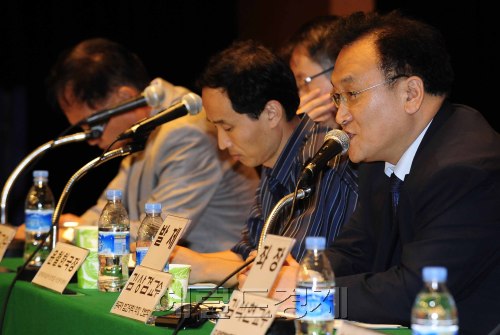 7일 오후 김상겸 미래행복포럼 전략위원장이  대한상공회의소 국제회의장에서 열린 '신용카드제도의 위헌성 여부에 관한 공법적 검토'를 주제로 하는 미래행복포럼 제3회 정책세미나에서 발제를 하고 있다. 박해묵 기자/mook@heraldm.com\r\n7일 오후 김상겸 미래행복포럼 전략위원장이  대한상공회의소 국제회의장에서 열린 '신용카드제도의 위헌성 여부에 관한 공법적 검토'를 주제로 하는 미래행복포럼 제3회 정책세미나에서 발제를 하고 있다. 박해묵 기자/mook@heraldm.com
