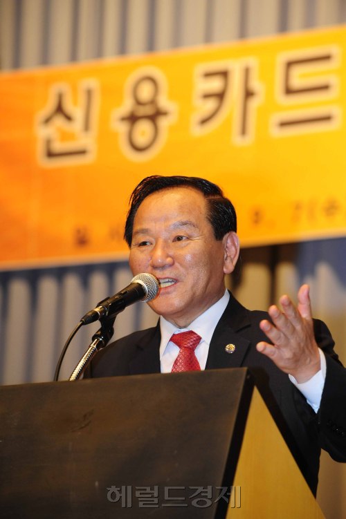 7일 오후 석종현 한국법제발전연구소 이사장이 대한상공회의소 국제회의장에서 열린 '신용카드제도의 위헌성 여부에 관한 공법적 검토'를 주제로 하는 미래행복포럼 제3회 정책세미나에서 개회사를 하고 있다. 박해묵 기자/mook@heraldm.com\r\n7일 오후 석종현 한국법제발전연구소 이사장이 대한상공회의소 국제회의장에서 열린 '신용카드제도의 위헌성 여부에 관한 공법적 검토'를 주제로 하는 미래행복포럼 제3회 정책세미나에서 개회사를 하고 있다. 박해묵 기자/mook@heraldm.com