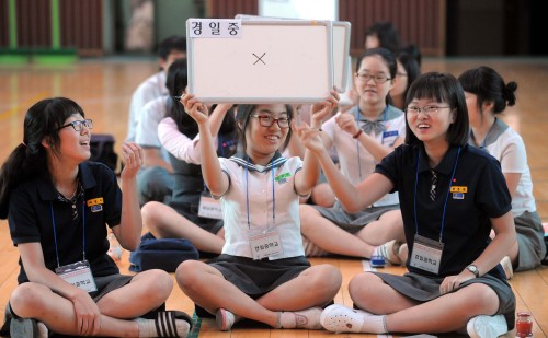 11일 오전 서울 성동구 성수동 경일중학교에서 성동교육청이 주관하고 경일중학교가 주최하는 '독서 토론 논술 한마당'이 열리고 있다. 이번 대회는 성동교육청 관내 24개 중학교에서 132명의 학생이 지원하였으며 논술,퀴즈,토론 3개 부문으로 나뉘어 대회가 진행 되고 있다. 독서토론퀴즈에 참가한 각 학교별로 팀을 이룬 학생들이 문제를 풀고 있다./ 안훈기자 rosedale@ 2009.09.11\r\n11일 오전 서울 성동구 성수동 경일중학교에서 성동교육청이 주관하고 경일중학교가 주최하는 '독서 토론 논술 한마당'이 열리고 있다. 이번 대회는 성동교육청 관내 24개 중학교에서 132명의 학생이 지원하였으며 논술,퀴즈,토론 3개 부문으로 나뉘어 대회가 진행 되고 있다. 독서토론퀴즈에 참가한 각 학교별로 팀을 이룬 학생들이 문제를 풀고 있다./ 안훈기자 rosedale@ 2009.09.11